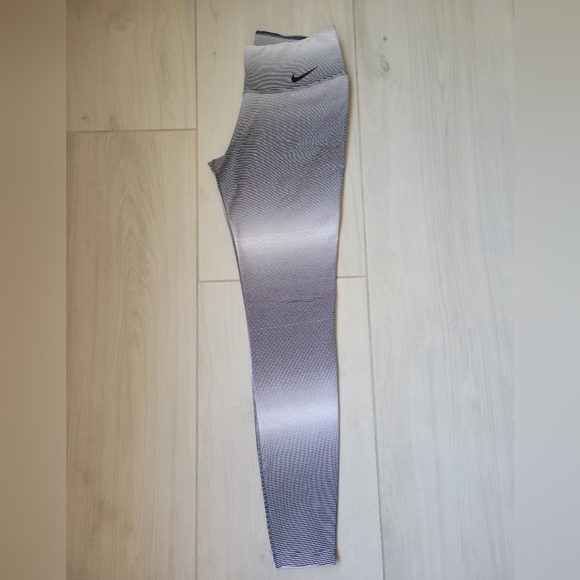 Nike Leggings Size Medium Gray, Black & White NWOT Rare - Picture 10 of 10